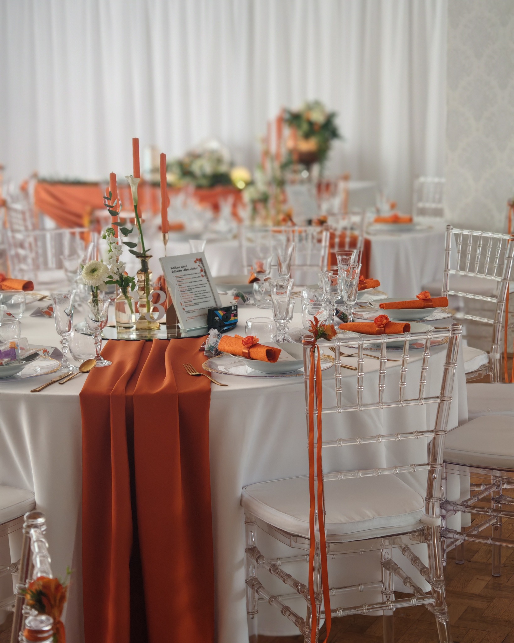 Hlavná fotografia reštaurácie PM s elegantne prestretým svadobným stolom